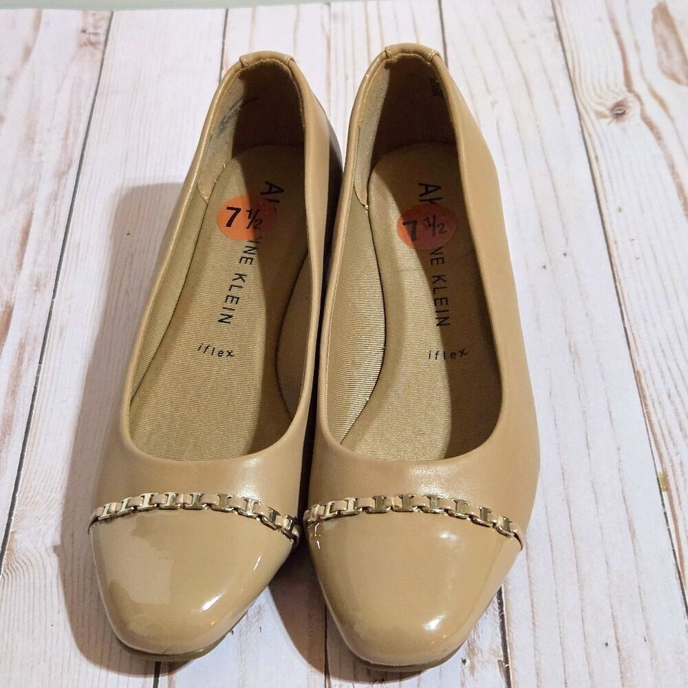 Anne Klein Mimi Beige Patent Wedge Pumps Gold Chain Women’s 7.5